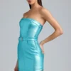 Vestido corto sin tirantes con cinturón de denim metalizado Simone en color aguamarina