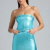 Vestido corto sin tirantes con cinturón de denim metalizado Simone en color aguamarina