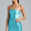 Vestido corto sin tirantes con cinturón de denim metalizado Simone en color aguamarina