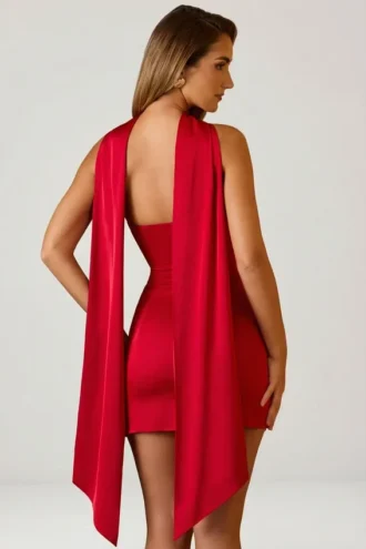 Vestido corto sin tirantes con corte en A y detalle de pañuelo Camila en rojo escarlata