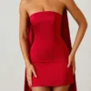 Vestido corto sin tirantes con corte en A y detalle de pañuelo Camila en rojo escarlata
