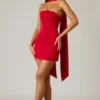 Vestido corto sin tirantes con corte en A y detalle de pañuelo Camila en rojo escarlata