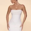 Vestido corto sin tirantes con cuello cowl y adornos de Basel en color marfil