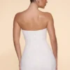 Vestido corto sin tirantes con cuello cowl y adornos de Basel en color marfil