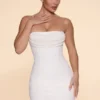 Vestido corto sin tirantes con cuello cowl y adornos de Basel en color marfil