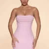 Vestido corto sin tirantes con cuello cowl y adornos de Basel en color rosa palo