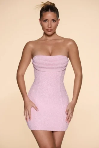 Vestido corto sin tirantes con cuello cowl y adornos de Basel en color rosa palo