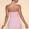 Vestido corto sin tirantes con cuello cowl y adornos de Basel en color rosa palo