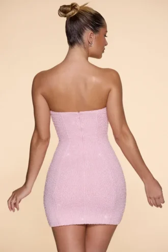 Vestido corto sin tirantes con cuello cowl y adornos de Basel en color rosa palo