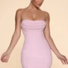 Vestido corto sin tirantes con cuello cowl y adornos de Basel en color rosa palo