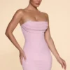 Vestido corto sin tirantes con cuello cowl y adornos de Basel en color rosa palo