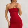 Vestido corto sin tirantes con cuello cowl y adornos de Basel en rojo intenso