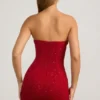 Vestido corto sin tirantes con cuello cowl y adornos de Basel en rojo intenso