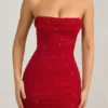 Vestido corto sin tirantes con cuello cowl y adornos de Basel en rojo intenso