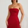 Vestido corto sin tirantes con cuello cowl y adornos de Basel en rojo intenso
