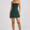 Vestido corto sin tirantes con cuello cowl y adornos de Basel en verde esmeralda