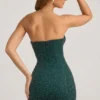 Vestido corto sin tirantes con cuello cowl y adornos de Basel en verde esmeralda