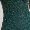Vestido corto sin tirantes con cuello cowl y adornos de Basel en verde esmeralda