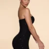 Vestido corto sin tirantes con cuello vuelto y adornos Basel en negro