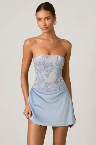 Vestido corto sin tirantes con drapeado y adornos Eden en azul cielo