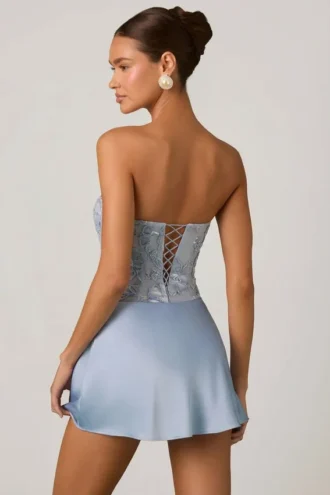 Vestido corto sin tirantes con drapeado y adornos Eden en azul cielo