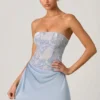 Vestido corto sin tirantes con drapeado y adornos Eden en azul cielo
