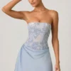Vestido corto sin tirantes con drapeado y adornos Eden en azul cielo
