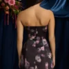 Vestido corto sin tirantes con estructura de tulipán Liliosa con estampado floral negro
