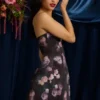 Vestido corto sin tirantes con estructura de tulipán Liliosa con estampado floral negro