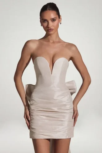 Vestido corto sin tirantes con lazo de satén Viviana en color marfil