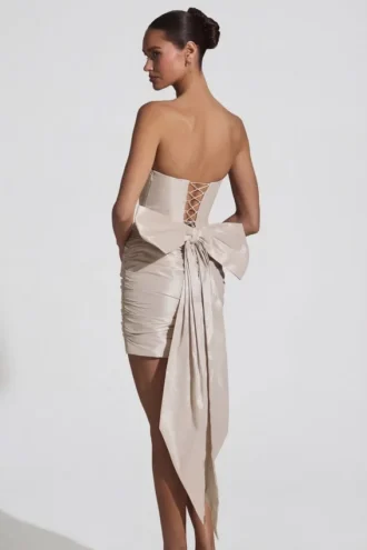 Vestido corto sin tirantes con lazo de satén Viviana en color marfil
