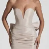 Vestido corto sin tirantes con lazo de satén Viviana en color marfil