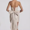 Vestido corto sin tirantes con lazo de satén Viviana en color marfil