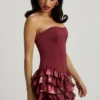 Vestido corto sin tirantes con volantes y corsé en capas «Juliet» con estampado floral granate