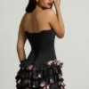 Vestido corto sin tirantes con volantes y corte corsé en negro con estampado floral