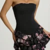 Vestido corto sin tirantes con volantes y corte corsé en negro con estampado floral
