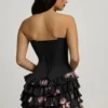 Vestido corto sin tirantes con volantes y corte corsé en negro con estampado floral