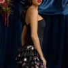 Vestido corto sin tirantes con volantes y corte corsé en negro con estampado floral