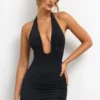 Vestido corto Sofija de jersey elástico con escote pronunciado y fruncidos en negro