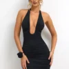 Vestido corto Sofija de jersey elástico con escote pronunciado y fruncidos en negro