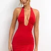 Vestido corto Sofija de jersey elástico con escote pronunciado y fruncidos en rojo escarlata