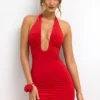 Vestido corto Sofija de jersey elástico con escote pronunciado y fruncidos en rojo escarlata