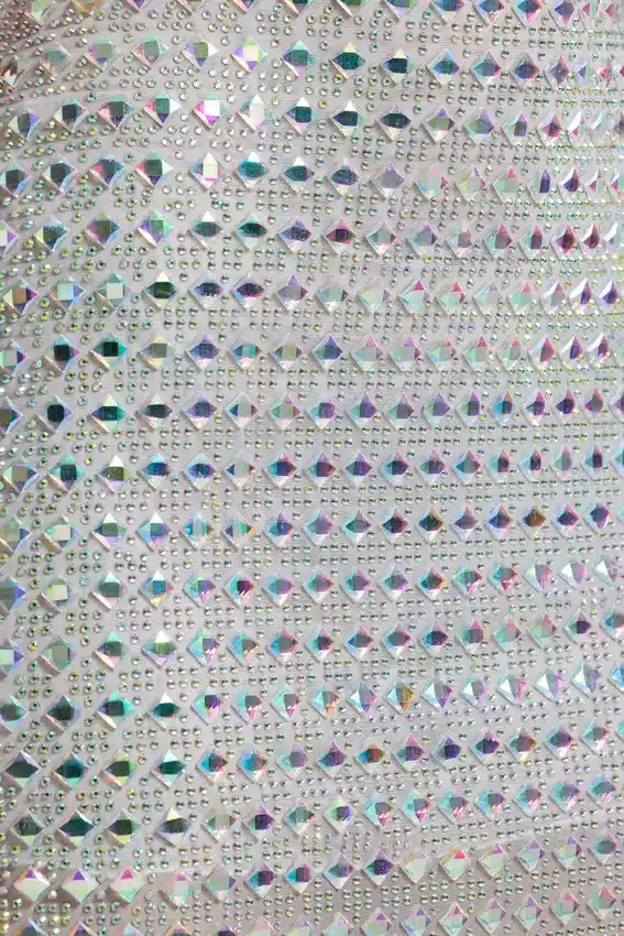 Vestido corto Svana con cuello en V y corte en A adornado en color plateado