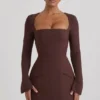Vestido corto Taesha de cuello cuadrado y corte tulipán en marrón chocolate