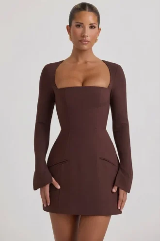 Vestido corto Taesha de cuello cuadrado y corte tulipán en marrón chocolate