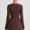 Vestido corto Taesha de cuello cuadrado y corte tulipán en marrón chocolate