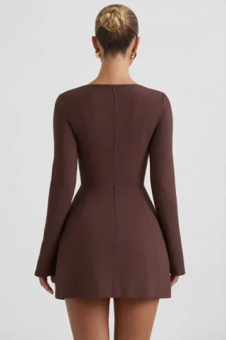 Vestido corto Taesha de cuello cuadrado y corte tulipán en marrón chocolate