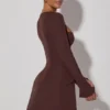 Vestido corto Taesha de cuello cuadrado y corte tulipán en marrón chocolate