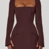 Vestido corto Taesha de cuello cuadrado y corte tulipán en marrón chocolate