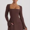 Vestido corto Taesha de cuello cuadrado y corte tulipán en marrón chocolate